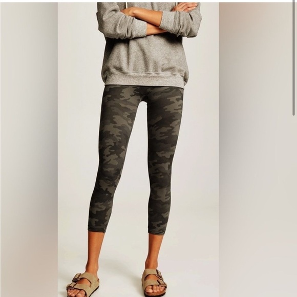 New SPANX Cropped Length Leggings - Picture 4 of 10